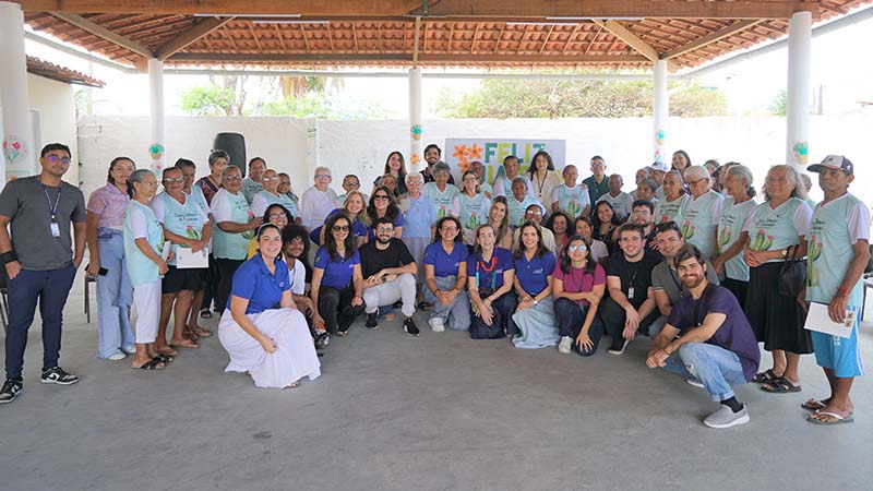Jovens estagiários do TRT-CE levam afeto e solidariedade a pessoas idosas em ação especial